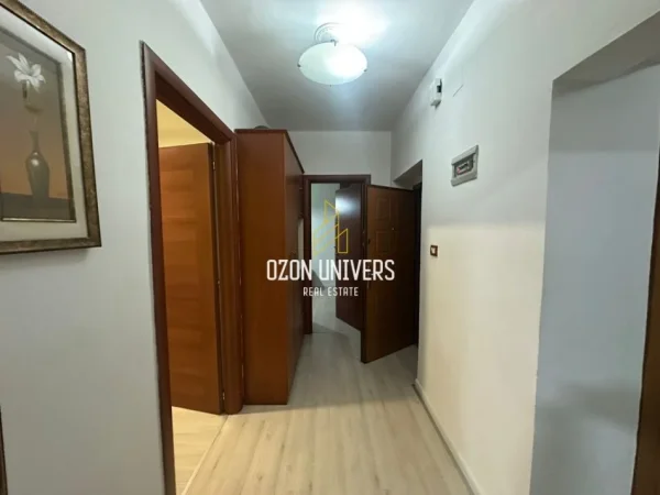 Tirane, Jepet me qira apartament 2+1+Ballkon Kati 1, 83 m² 600 € (Ish stacioni i fundit i Tiranës së Re)