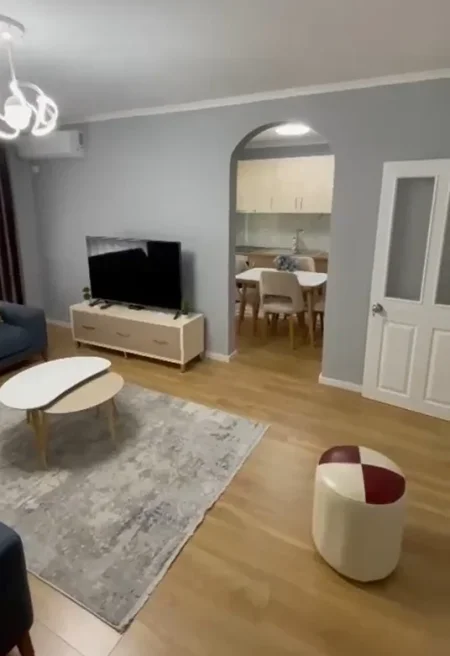 Tirane, jepet me qera apartament 2+1+Ballkon Kati 4, 100 m² 700 € (Blloku Gintash, Laprakë)