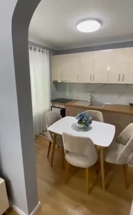 Tirane, jepet me qera apartament 2+1+Ballkon Kati 4, 100 m² 700 € (Blloku Gintash, Laprakë)