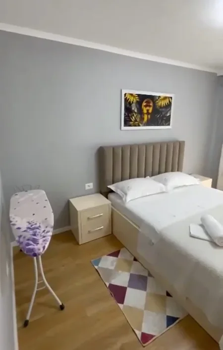 Tirane, jepet me qera apartament 2+1+Ballkon Kati 4, 100 m² 700 € (Blloku Gintash, Laprakë)