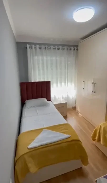 Tirane, jepet me qera apartament 2+1+Ballkon Kati 4, 100 m² 700 € (Blloku Gintash, Laprakë)