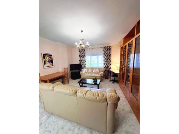 Tirane, jepet me qera apartament 1+1+Ballkon Kati 3, 65 m² 550 € (Komuna e Parisit)