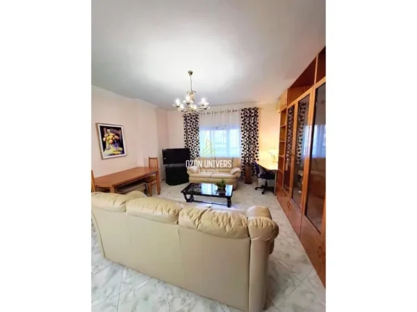 Tirane, jepet me qera apartament 1+1+Ballkon Kati 3, 65 m² 550 € (Komuna e Parisit)