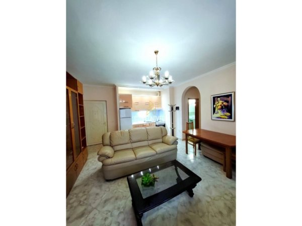 Tirane, jepet me qera apartament 1+1+Ballkon Kati 3, 65 m² 550 € (Komuna e Parisit)