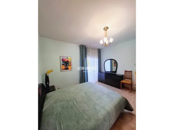 Tirane, jepet me qera apartament 1+1+Ballkon Kati 3, 65 m² 550 € (Komuna e Parisit)