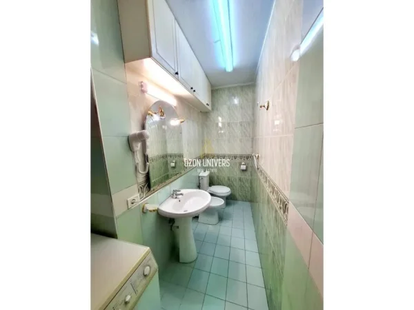 Tirane, jepet me qera apartament 1+1+Ballkon Kati 3, 65 m² 550 € (Komuna e Parisit)