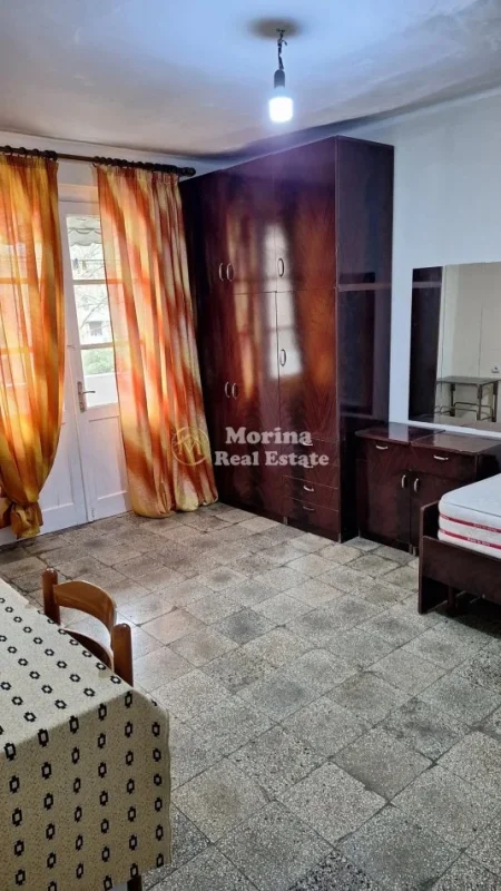 Tirane, jepet me qera apartament 1+1 Kati 3, 45 m² 280 € (Medrese)
