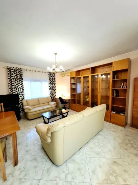 Tirane, jepet me qera apartament 1+1 Kati 3, 65 m² 550 € (KOMUNA E PARISIT)