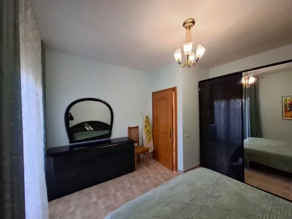 Tirane, jepet me qera apartament 1+1 Kati 3, 65 m² 550 € (KOMUNA E PARISIT)