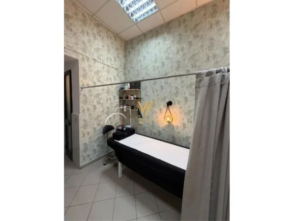 Tirane, jepet me qera ambjent biznesi Kati 0, 16 m² 300 € (21 DHJETORI)