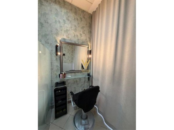 Tirane, jepet me qera ambjent biznesi Kati 0, 16 m² 300 € (21 DHJETORI)