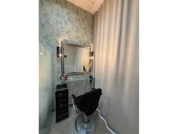 Tirane, jepet me qera ambjent biznesi Kati 0, 16 m² 300 € (21 DHJETORI)
