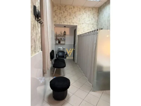 Tirane, jepet me qera ambjent biznesi Kati 0, 16 m² 300 € (21 DHJETORI)