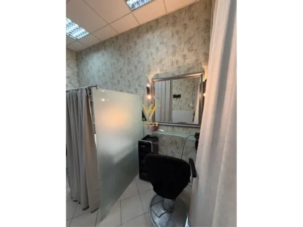 Tirane, jepet me qera ambjent biznesi Kati 0, 16 m² 300 € (21 DHJETORI)