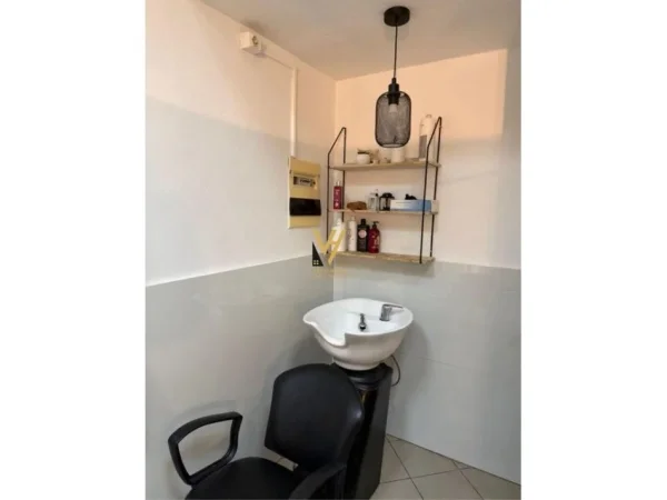 Tirane, jepet me qera ambjent biznesi Kati 0, 16 m² 300 € (21 DHJETORI)