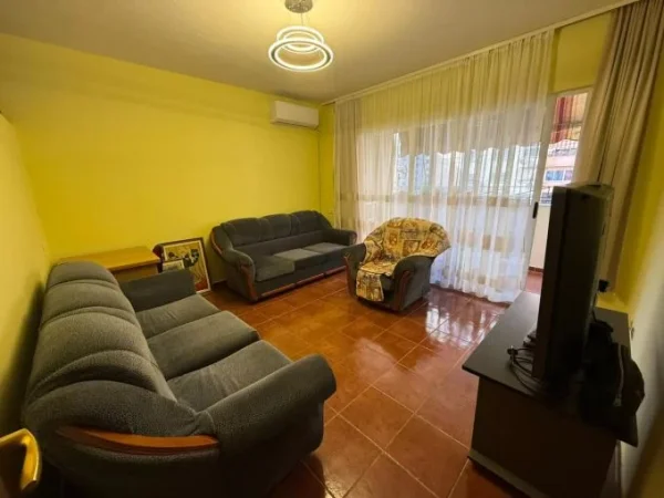 Tirane, jepet me qera apartament 1+1+Aneks+Ballkon Kati 4, 76 m² 550 € (komuna e parisit)