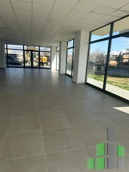 Tirane, jepet me qera dyqan Kati 0, 70 m² 2.100 € (Rruga e Barrikadave)