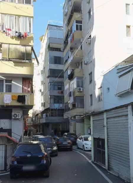 Tirane, shitet dyqan Kati 0, 12 m² 30.000 € (Prane Shkolles se Baletit)