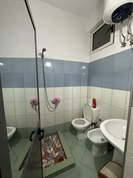 Durres jepet me qera shtepi 1+1+Aneks Kati 1, (Rruga Stefaniaka)