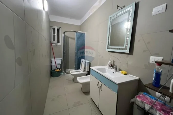 Vlore, jepet me qera apartament 2+1+Ballkon Kati 3, 120 m² 800 € (Lungomare, Vlorë (Zona Oslo))