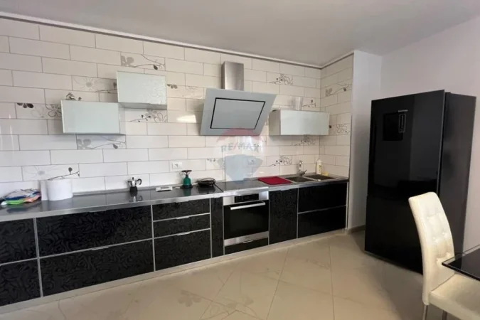Vlore, jepet me qera apartament 2+1+Ballkon Kati 3, 120 m² 800 € (Lungomare, Vlorë (Zona Oslo))