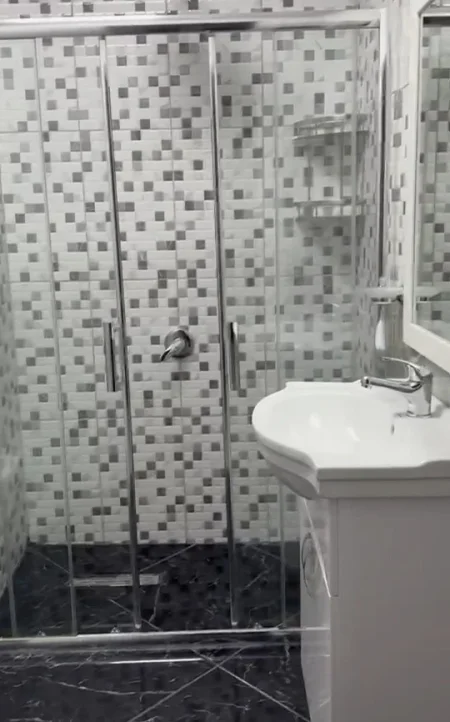 Tirane, jepet me qera apartament 2+1+Ballkon Kati 5, 87 m² 650 € (Rr. Dritan Hoxha, pranë Universitetit ZKM)