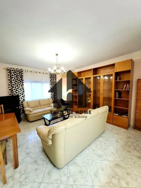 Tirane, jepet me qera apartament 1+1+Ballkon Kati 4, 70 m² 550 € (Komune Parisit)