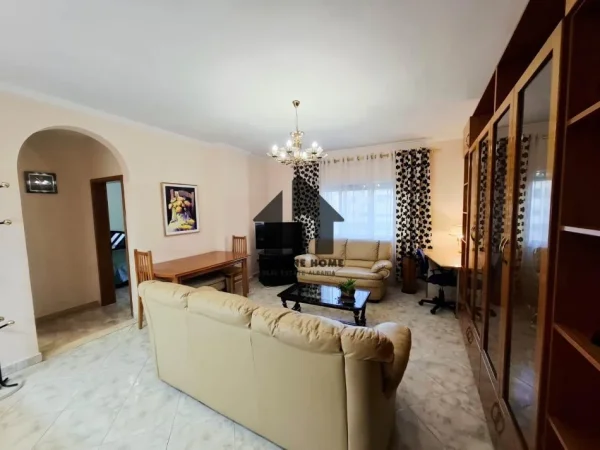 Tirane, jepet me qera apartament 1+1+Ballkon Kati 4, 70 m² 550 € (Komune Parisit)