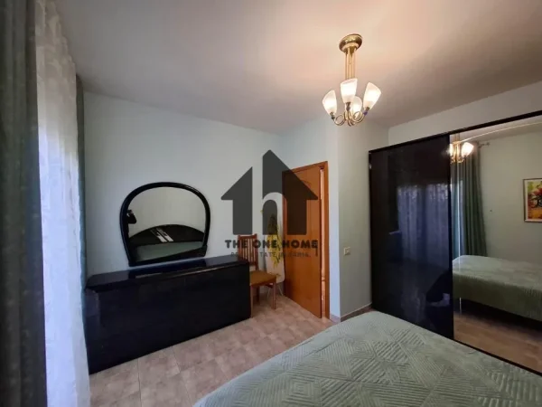 Tirane, jepet me qera apartament 1+1+Ballkon Kati 4, 70 m² 550 € (Komune Parisit)