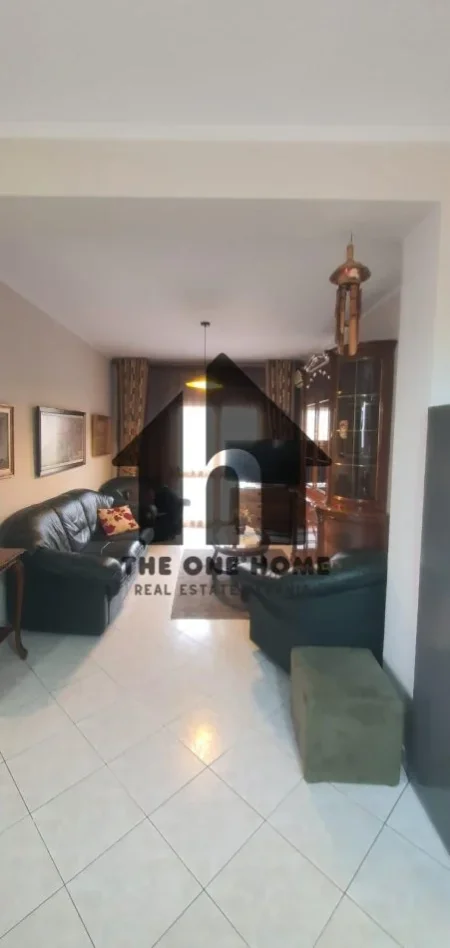 Tirane, jepet me qera apartament 2+1+Ballkon Kati 3, 100 m² 600 € (Ali Dem)