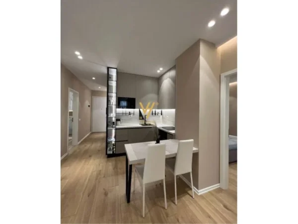 Tirane, jepet me qera apartament 1+1+Ballkon Kati 8, 60 m² 600 € (SIRI KODRA)