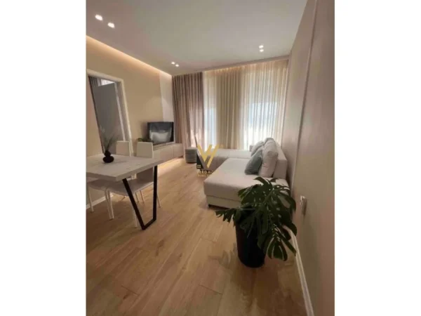Tirane, jepet me qera apartament 1+1+Ballkon Kati 8, 60 m² 600 € (SIRI KODRA)