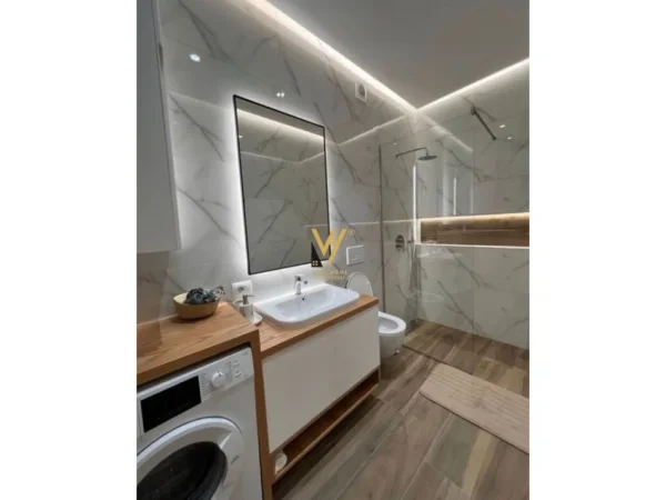 Tirane, jepet me qera apartament 1+1+Ballkon Kati 8, 60 m² 600 € (SIRI KODRA)