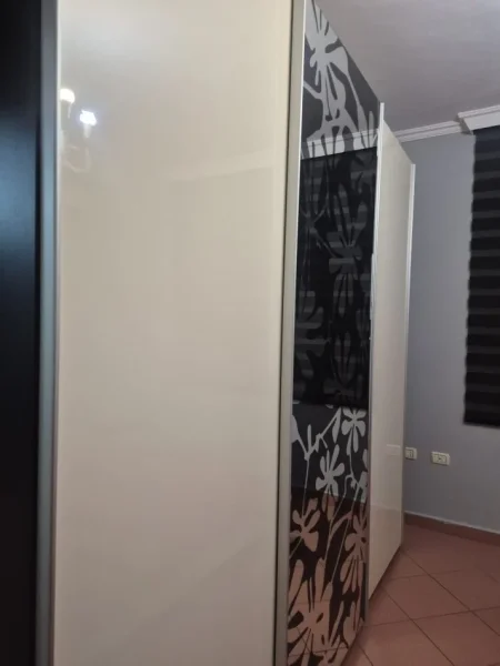 Tirane, jepet me qera apartament 2+1+Ballkon Kati 4, 79 m² 450 € (Fresk)