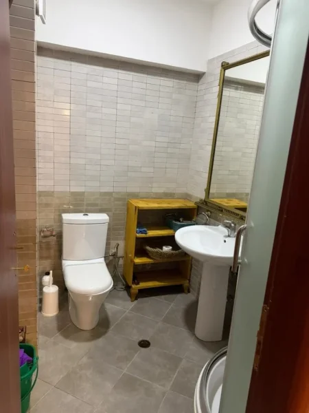 Tirane, jepet me qera apartament 2+1+Aneks+Ballkon Kati 7, 120 m² 500 € (Rruga Mikel Maruli, prane Bar Bohem)