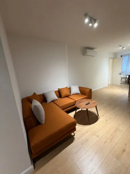 Tirane, jepet me qera apartament 1+1+Ballkon Kati 4, 87 m² 1.200 € (Garda)