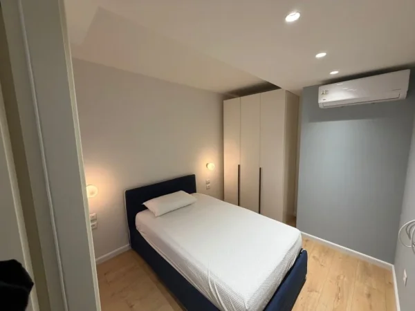 Tirane, jepet me qera apartament 1+1+Ballkon Kati 4, 87 m² 1.200 € (Garda)