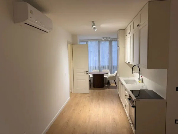 Tirane, jepet me qera apartament 1+1+Ballkon Kati 4, 87 m² 1.200 € (Garda)