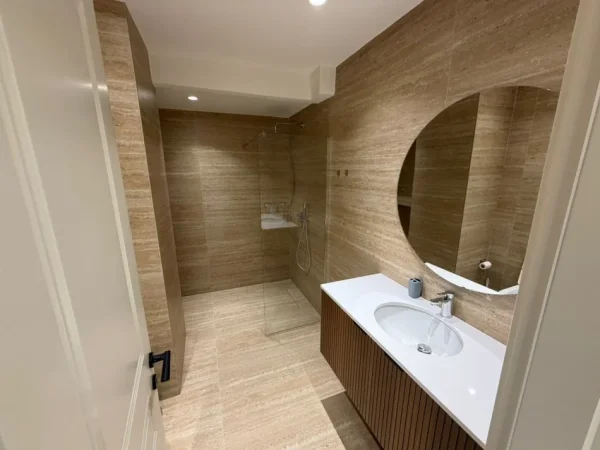 Tirane, jepet me qera apartament 1+1+Ballkon Kati 4, 87 m² 1.200 € (Garda)