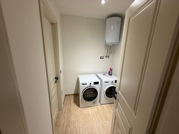 Tirane, jepet me qera apartament 1+1+Ballkon Kati 4, 87 m² 1.200 € (Garda)