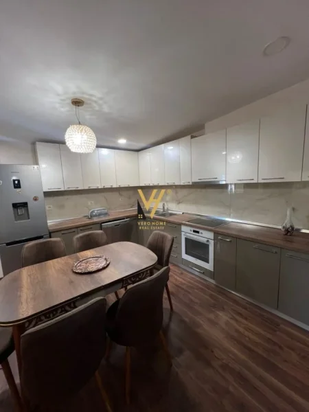 Tirane, jepet me qera apartament 3+1+Ballkon Kati 6, 140 m² 600 € (21 DHJETORI)