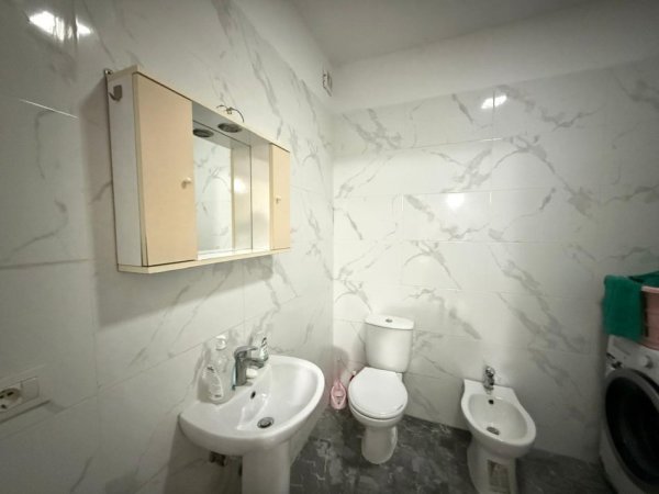 Tirane, jepet me qera apartament 1+1 Kati 1, 90 m² 35.000 LEKE/ MUAJ (Fresk Rruga Dajtit)