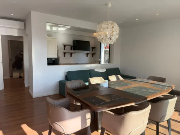 Tirane, jepet me qera apartament 2+1 Kati 1, 195 m² 1.300 € (Rruga Panorama e Liqenit)