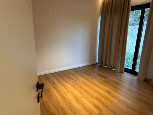 Tirane, jepet me qera apartament 2+1 Kati 1, 195 m² 1.300 € (Rruga Panorama e Liqenit)