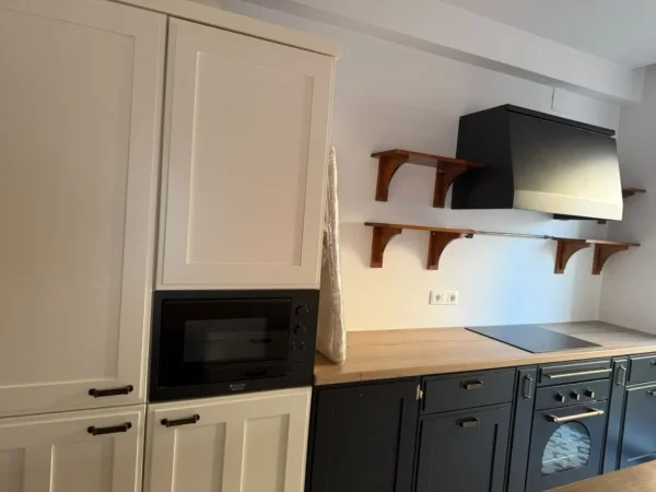 Tirane, jepet me qera apartament 2+1 Kati 1, 195 m² 1.300 € (Rruga Panorama e Liqenit)