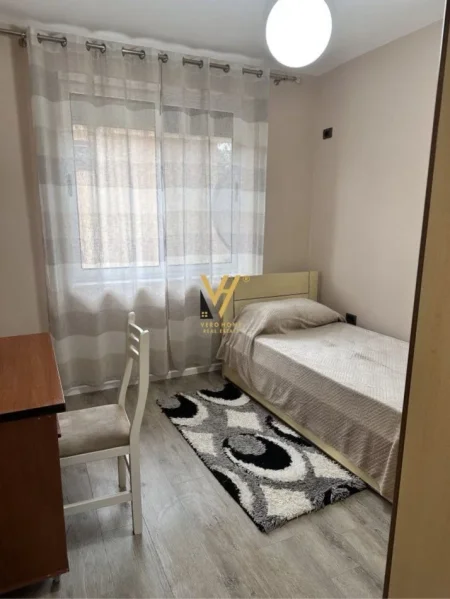 Tirane, jepet me qera apartament 2+1+Ballkon Kati 2, 65 m² 700 € (KOMUNA E PARISIT)