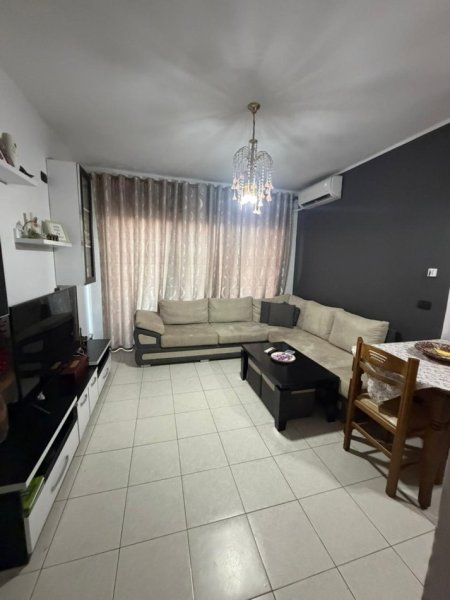 Tirane, jap me qera apartament 1+1 Kati 3, 60 m² 500 € (Fusha e Avicjonit. Rruga e Dafinave)