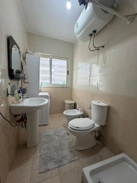 Tirane, jap me qera apartament 1+1 Kati 3, 60 m² 500 € (Fusha e Avicjonit. Rruga e Dafinave)