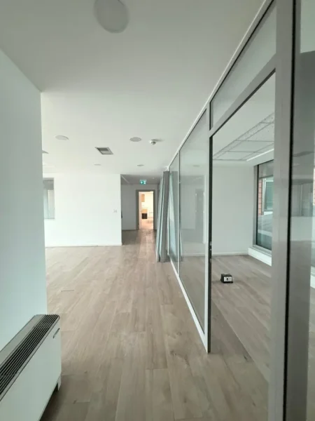 Tirane, jepet me qera ambjent biznesi Kati 6, 305 m² 9.150 € (ETC)