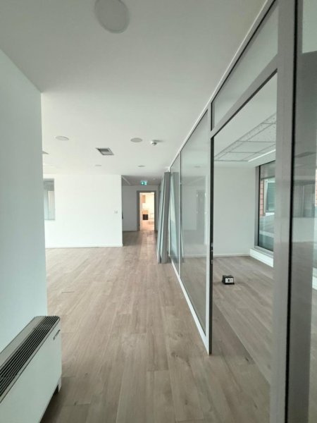 Tirane, jepet me qera ambjent biznesi Kati 6, 305 m² 9.150 € (ETC)